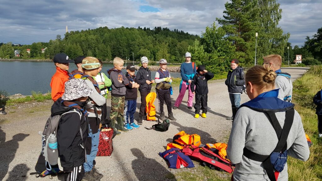 Ohjeita kuuntelemassa ennen alukseen nousua. (c) Janne Laaksonen