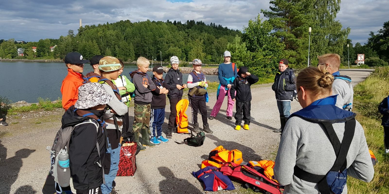 Ohjeita kuuntelemassa ennen alukseen nousua. (c) Janne Laaksonen